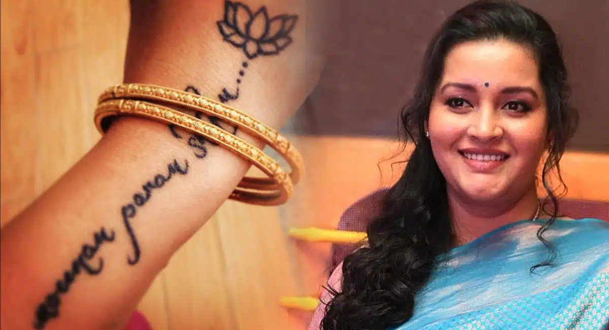 Renu Desai : స‌రికొత్త టాటూతో హాట్ టాపిక్‌గా మారిన రేణూ దేశాయ్.. ఎన్నిక‌ల‌లో పోటీ చేస్తుందా ఏంటి.. ?