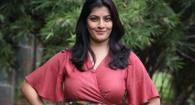 Varalaxmi Sarathkumar : స్టార్ హీరో కూతురిని అయిన రూమ్ బుక్ చేస్తావా అని అడిగాడు.. వ‌ర‌ల‌క్ష్మీ షాకింగ్ కామెంట్..!