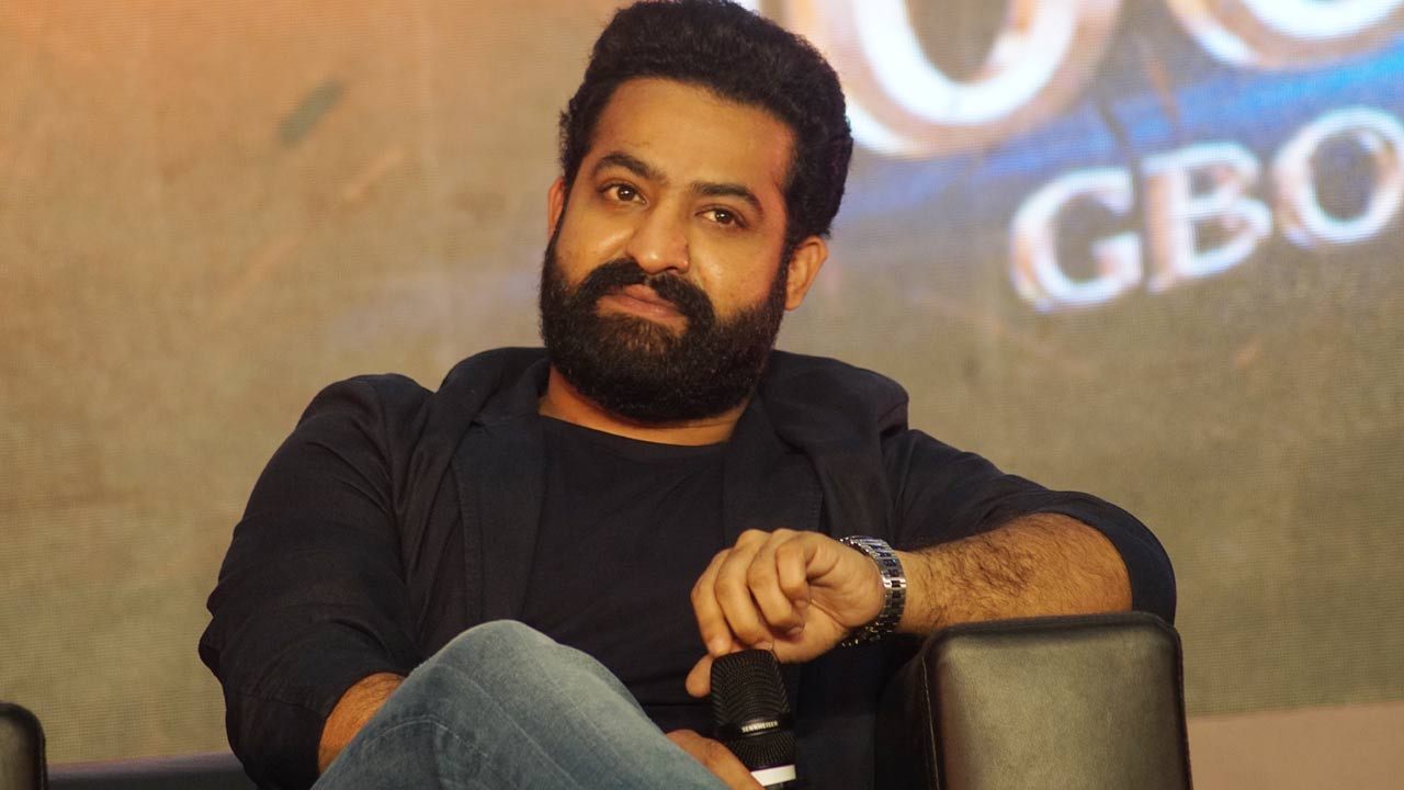 JR NTR : తేనెటీగ‌ల దాడి నుండి త‌ప్పించుకున్న ఎన్టీఆర్.. ఊపిరి పీల్చుకున్న ఫ్యాన్స్