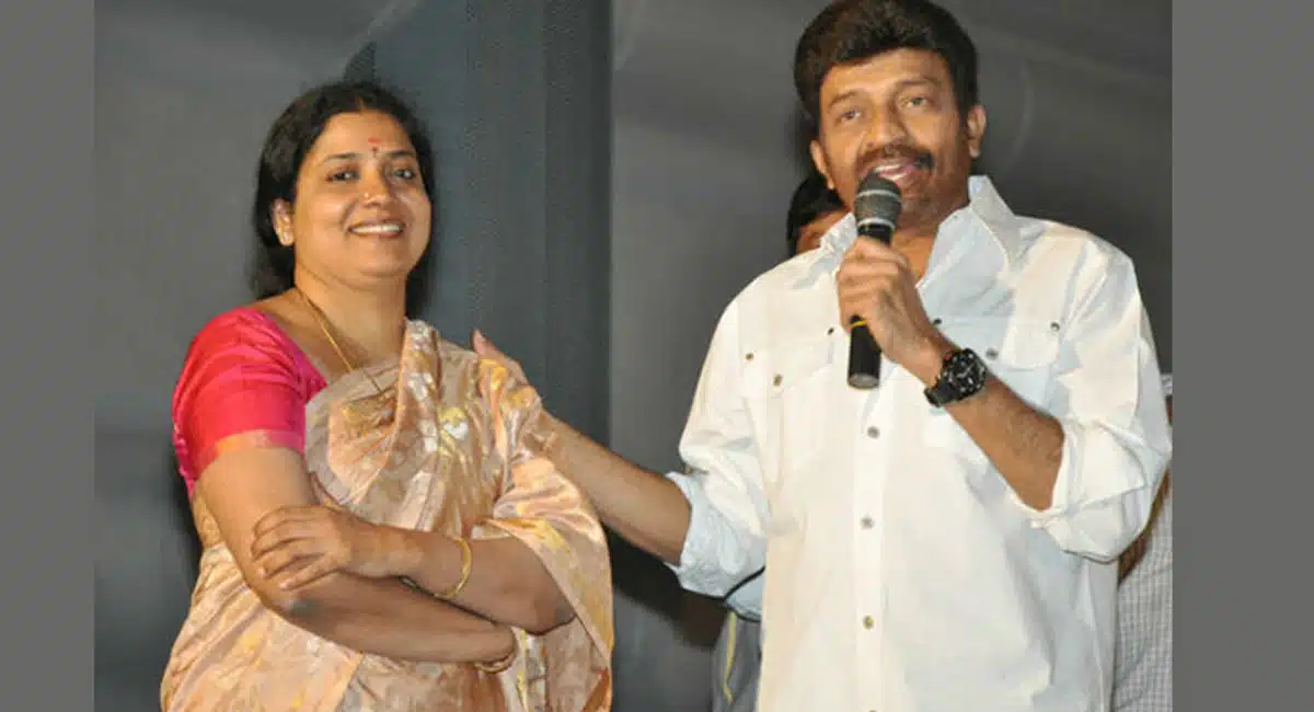 Jeevitha Rajasekhar : పెళ్లికి ముందే రాజ‌శేఖ‌ర్‌తో ఒకే రూమ్‌లో గ‌డిపానంటూ జీవిత సంచ‌ల‌న వ్యాఖ్య‌లు