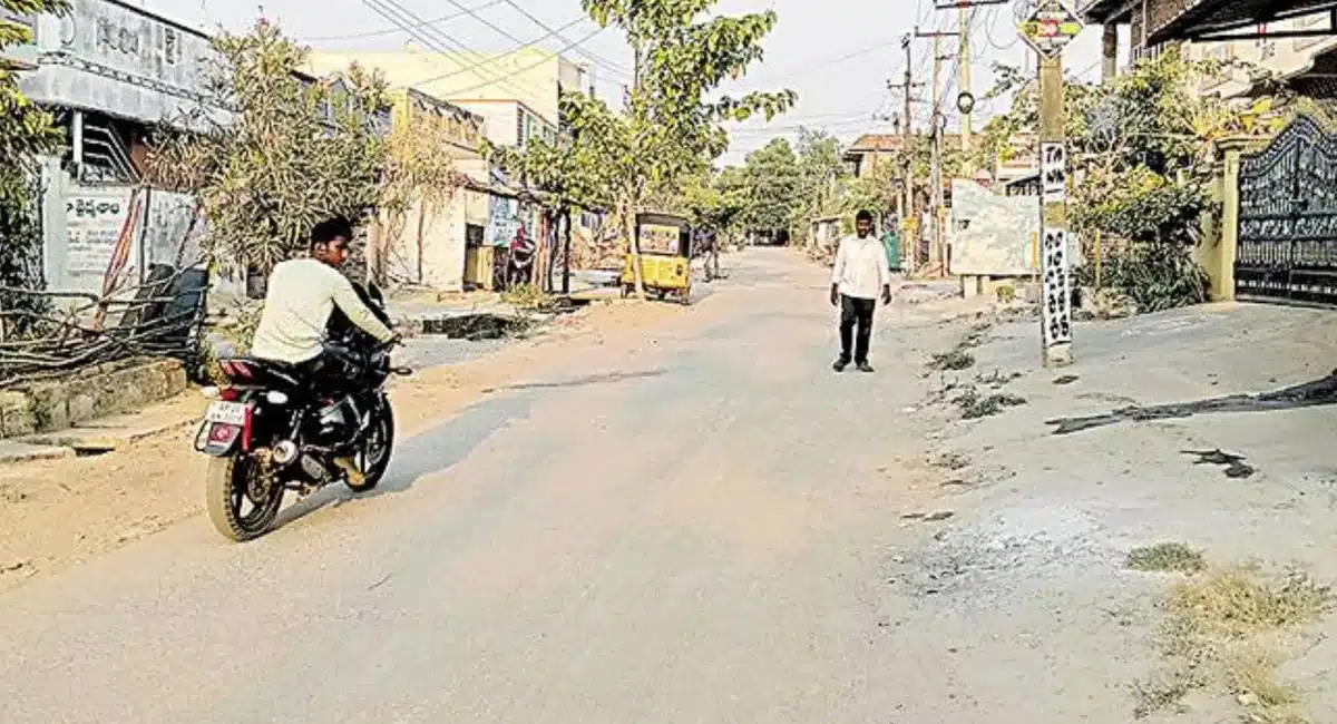 ఒక్క వీధిలో 2 రాష్ట్రాలు , 2 నియోజకవర్గాలు...ఎక్కడంటే..!!