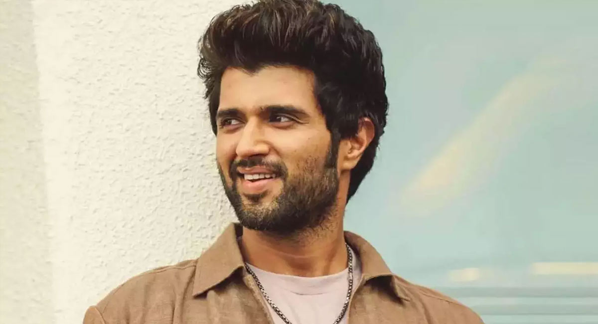 Vijay Deverakonda : కోట్ల రూపాయల ఆస్తిని ఆమె పేరిట రాసిన విజయ్ దేవరకొండ… తండ్రిని కూడా కాదని…!