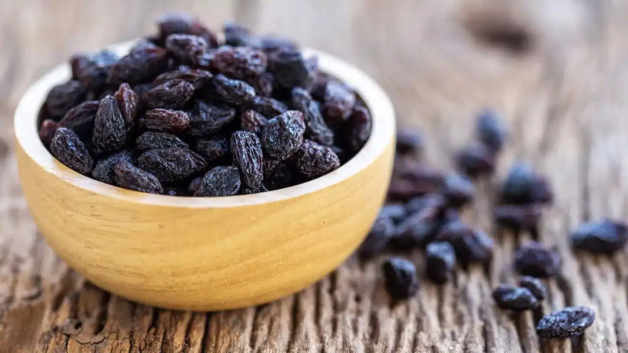 Black Raisins : ఎండిన నల్ల ద్రాక్ష లో అద్భుత ఆరోగ్య ప్రయోజనాలు... తెలిస్తే అసలు వదిలిపెట్టరు...!