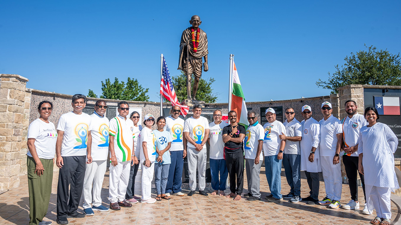 Dallas డాలస్ లో మహాత్మాగాంధీ స్మారకస్థలి వద్ద విన్యాసభరితమైన అంతర్జాతీయ యోగా దినోత్సవ వేడుకలు