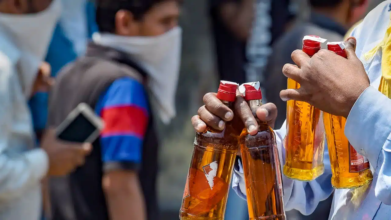 Alcohol : మద్యం ప్రియులకి కిక్ బాగా ఇచ్చారుగా.. తెలంగాణలో భారీగా పెరగనున్న మద్యం ధరలు..!