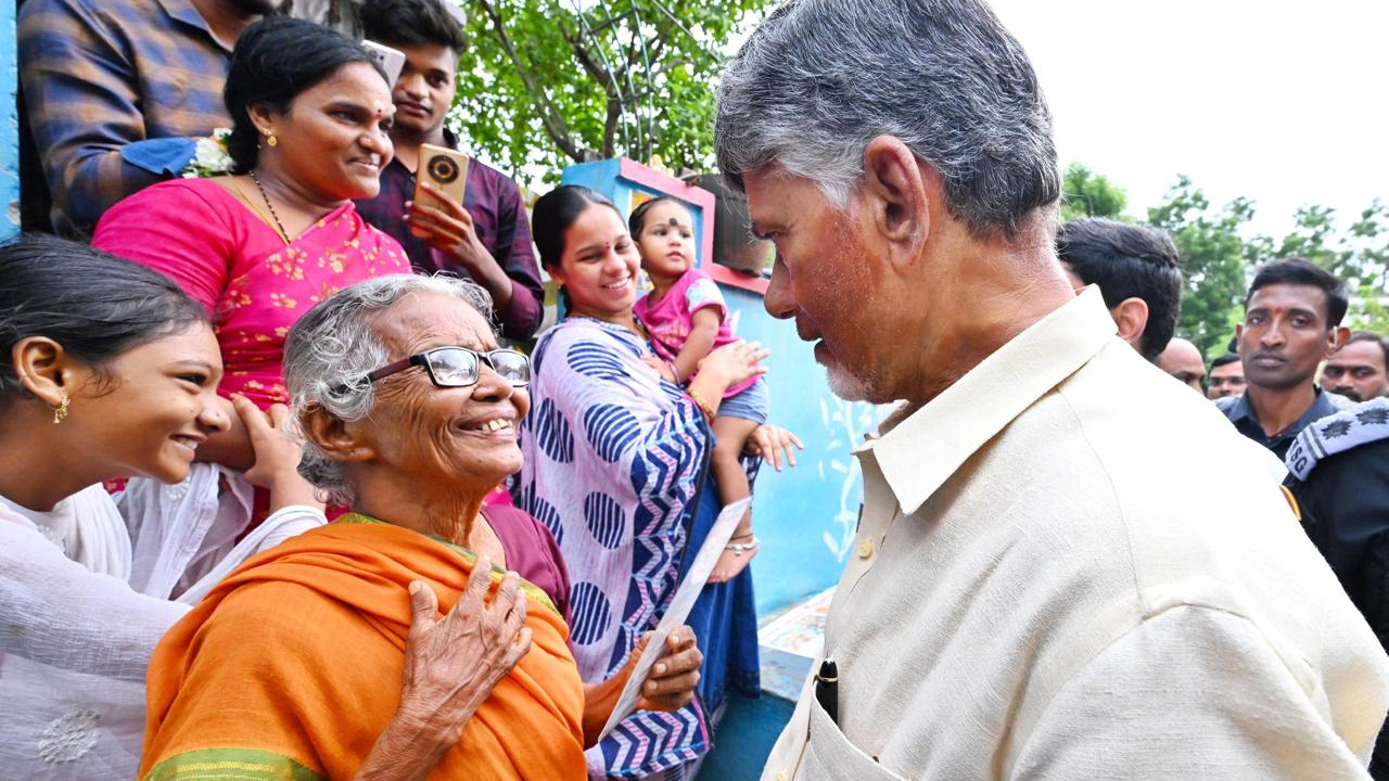 Chandrababu : ఎట్ట‌కేల‌కి వాలంటీర్ వ్య‌వ‌స్థ‌పై స్పందించిన చంద్ర‌బాబు.. ఉన్న‌ట్టా, లేన‌ట్టా..!