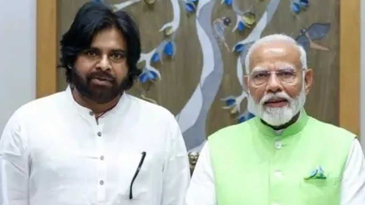 Pawan Kalyan : ఢిల్లీకి పవన్.. కేంద్రంతో తాడో పేడో.. నిధులతోనే రాష్ట్రానికి వస్తాడా..?