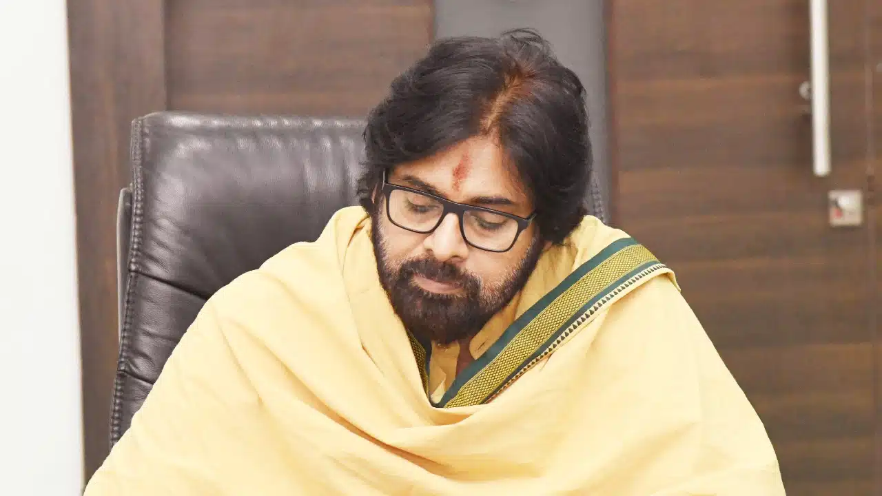 Pawan kalyan : పవన్ కళ్యాణా, మజకానా.. రాజకీయాలలోను కొత్త ట్రెండ్ క్రియేట్ చేస్తున్నాడుగా..!