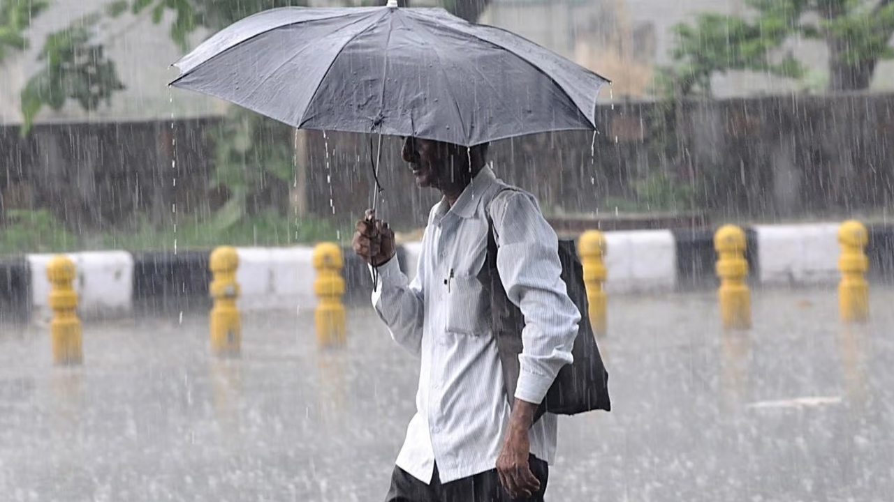 Rains : ఆ జిల్లాల వారు జాగ్ర‌త్త‌.. రానున్న 24 గంట‌ల‌లో కుండ‌పోత వ‌ర్షాలు.. రెడ్ అలర్ట్ జారీ