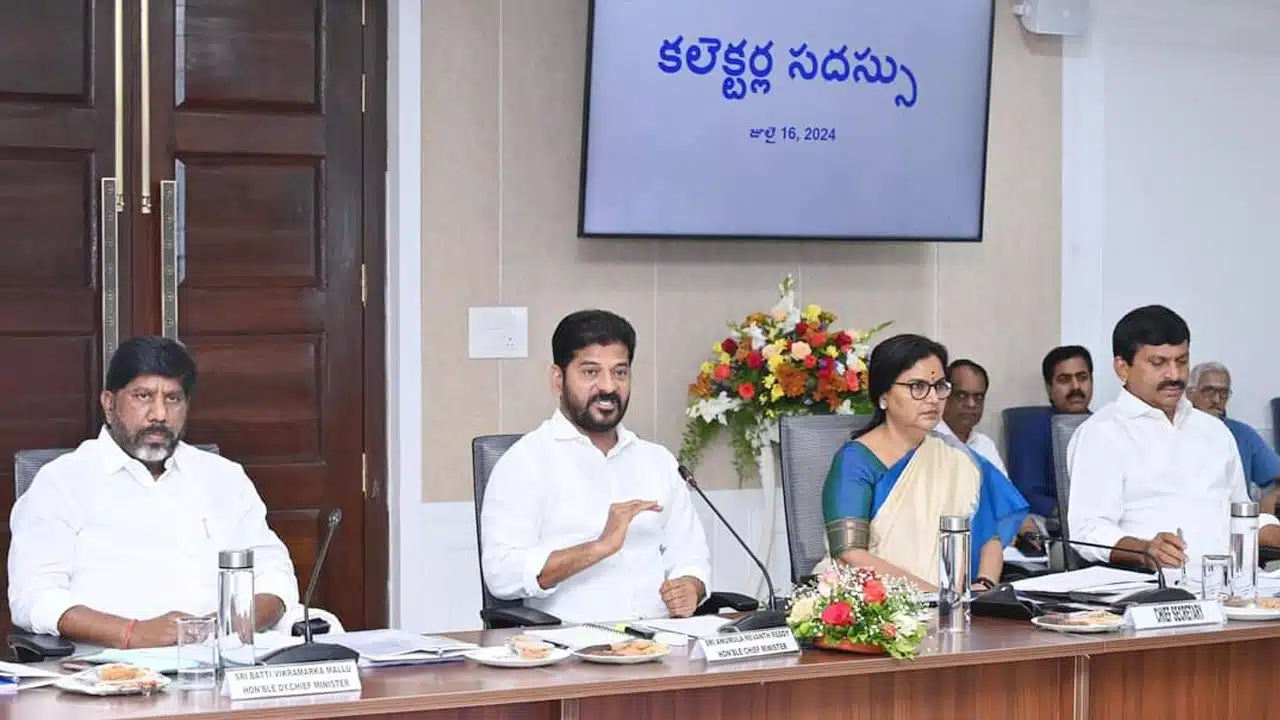 CM Revanth Reddy : పారదర్శకంగా ప్రజాహిత పాలన అందించండి.. జిల్లాల కలెక్టర్లకు సీఎం రేవంత్ ఆదేశం..!