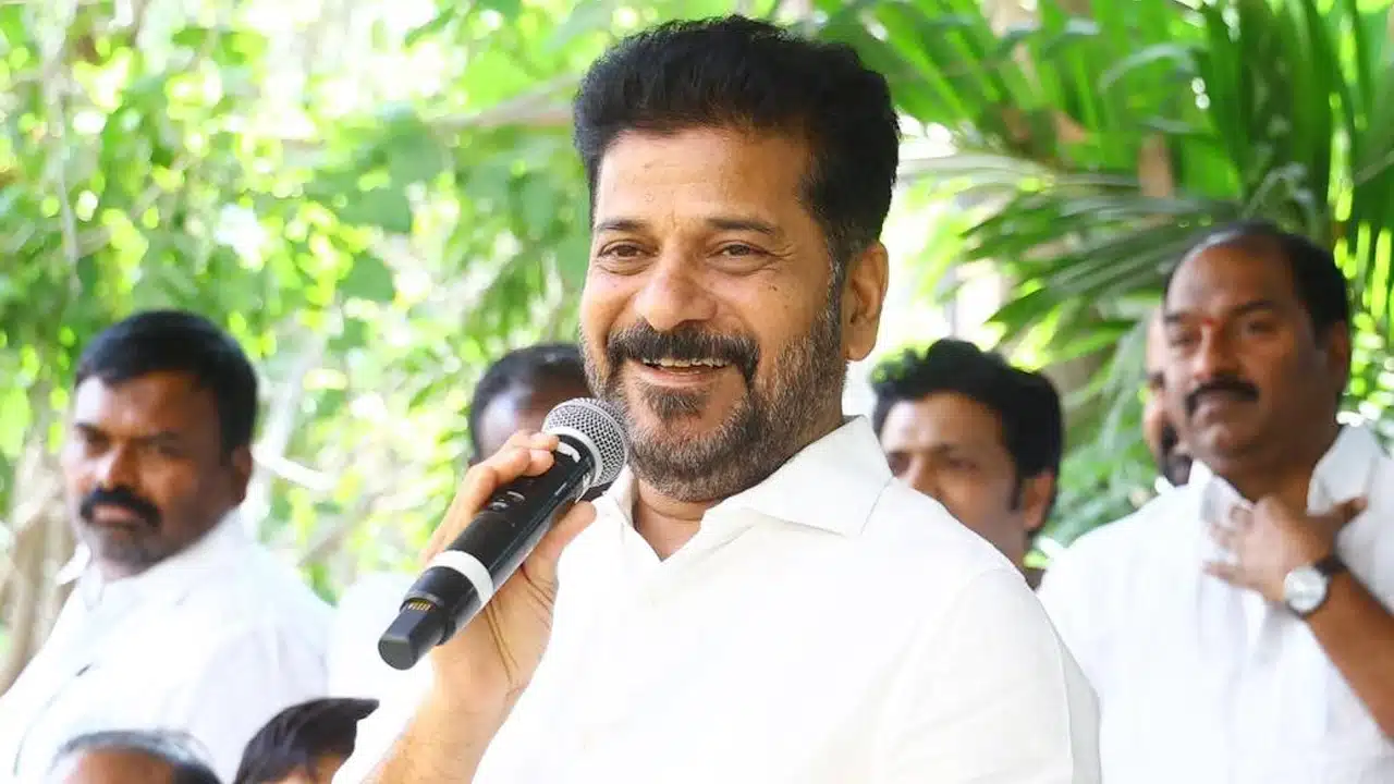 Revanth Reddy : రేవంత్ రెడ్డినా, మ‌జాకానా... దెబ్బ‌కి టాలీవుడ్ పెద్ద‌లు క‌దిలొచ్చారుగా..!