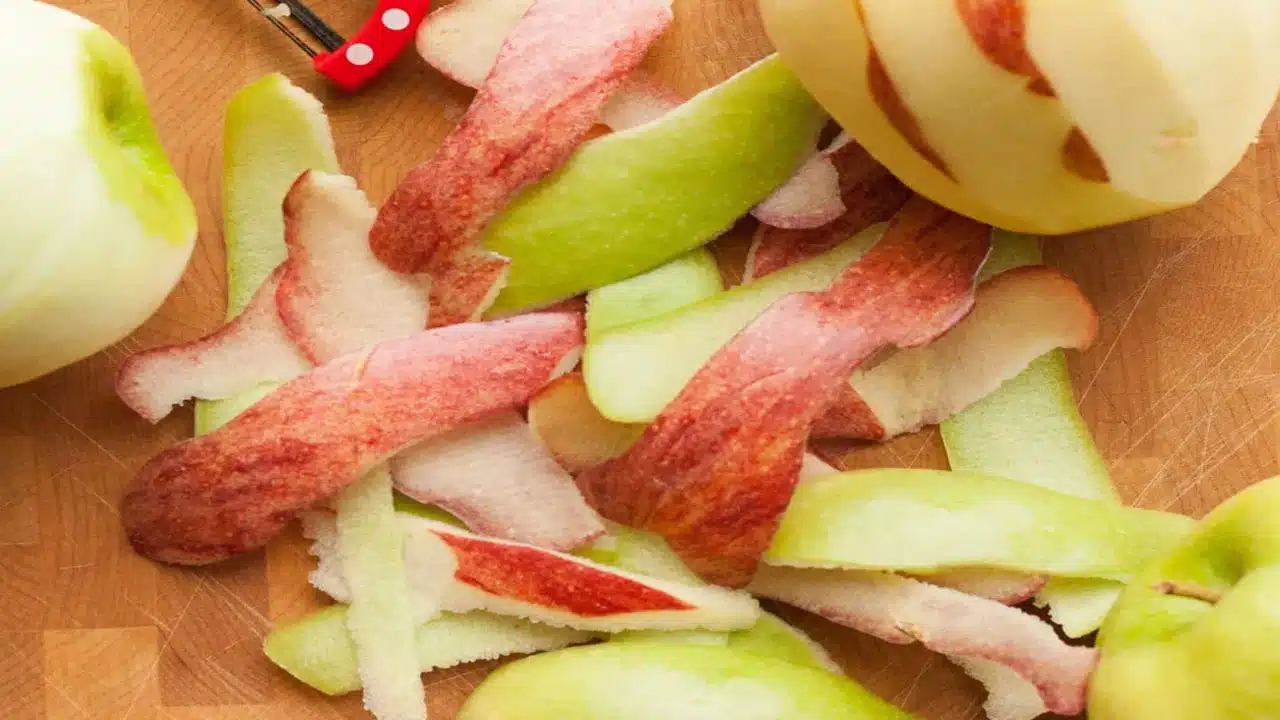 Apple peal : ఆపిల్ తొక్క పడేసి తింటున్నారా... అయితే ఈ నిజాలు తప్పక తెలుసుకోండి...!