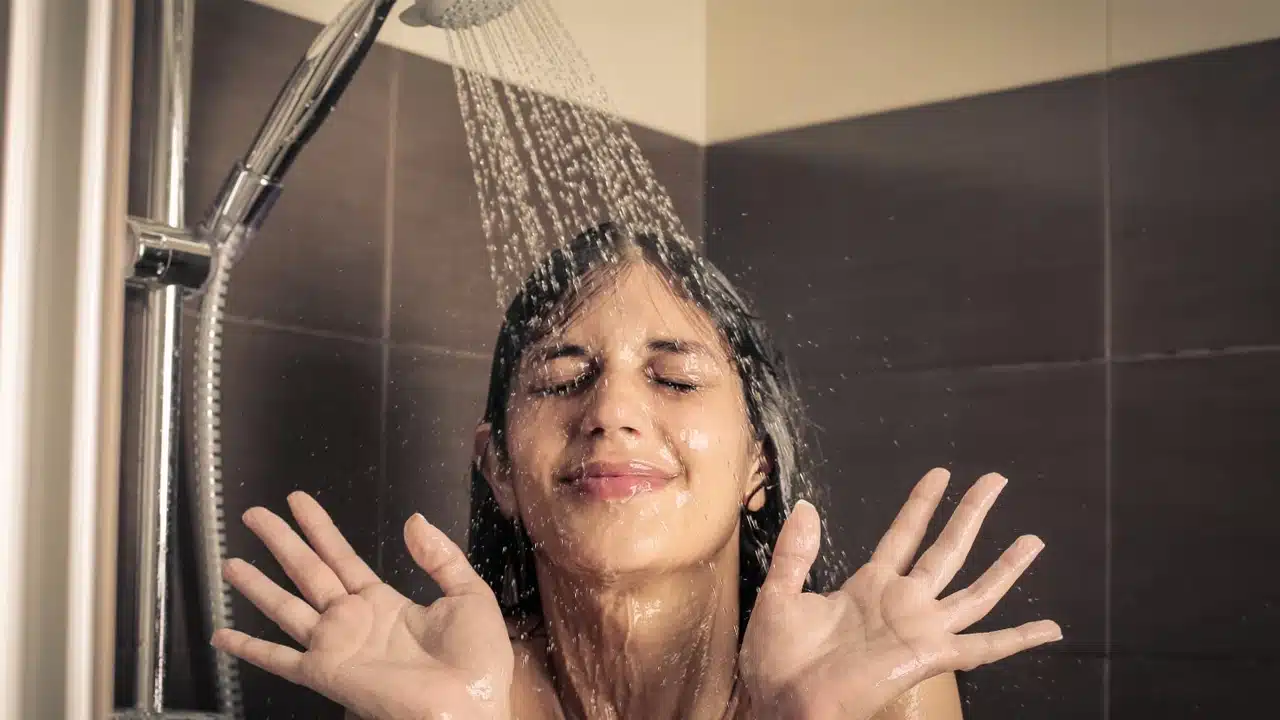 Bathing : వాస్తు శాస్త్రం ప్రకారం స్నానం చేసే నీటిలో వీటిని కలుపుకుంటే ఎంతో అదృష్టం...!