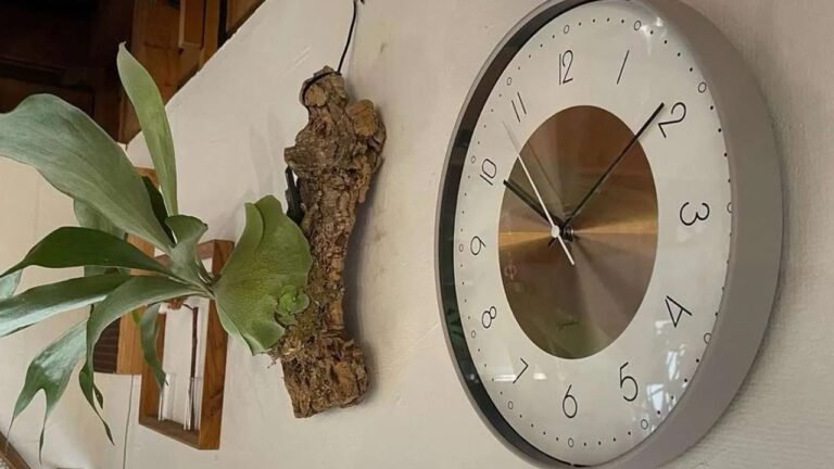 Clock : ఇంట్లో గడియారం ఏ దిశగా పెడితే మంచిది… వాస్తు శాస్త్రం ఏం చెబుతుందంటే..!