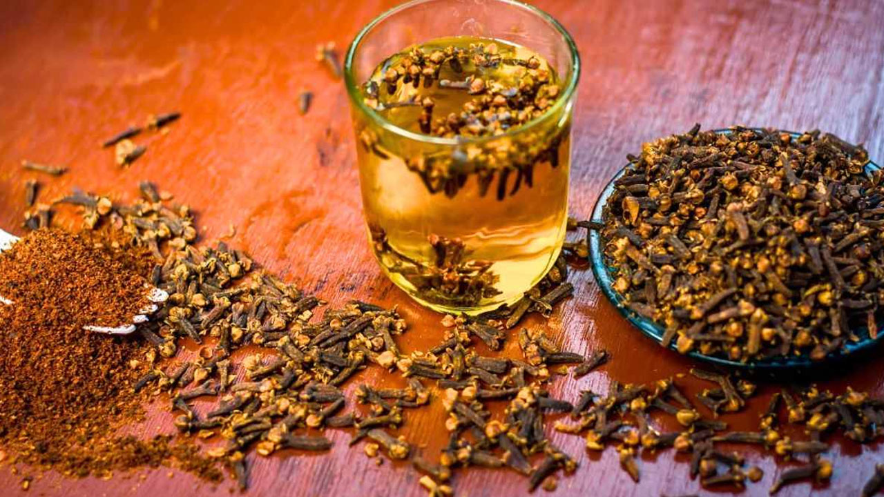 Clove Water : ల‌వంగం నీటిని తాగ‌డం ద్వారా క‌లిగే ఆరోగ్య ప్ర‌యోజ‌నాలు..!