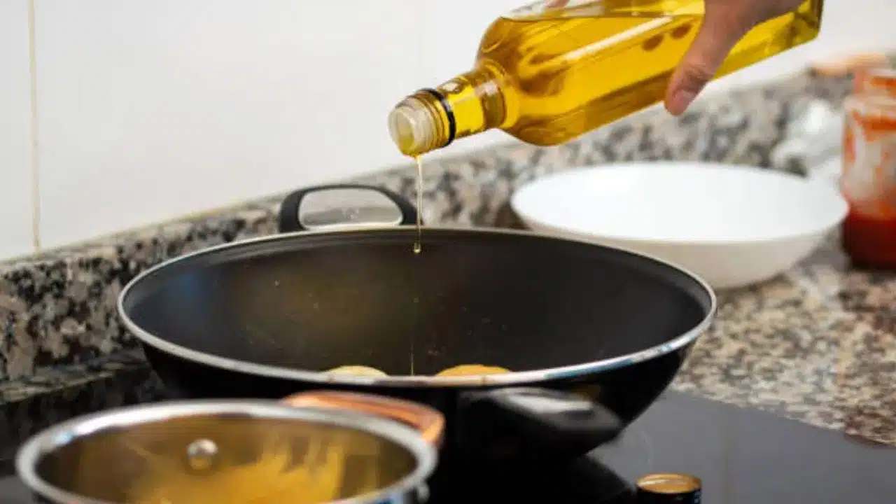 Cooking Oils : వంట గదిలో ఎలాంటి నూనె ను ఉపయోగిస్తున్నారు... కొలెస్ట్రాల్ సమస్యలు ఉన్నవారికి బెస్ట్ ఆప్షన్...