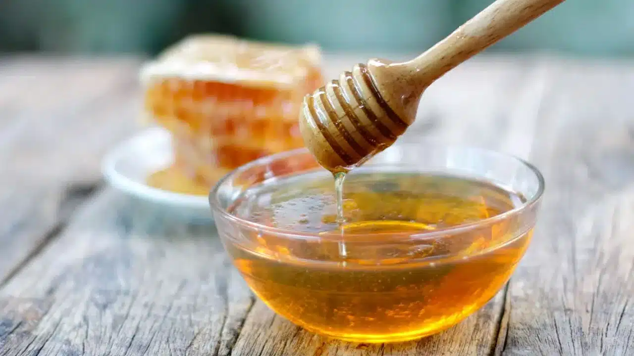 Honey : తేనెను ఇలా అస్సలు తినకండి... విషం తో సమానం...!