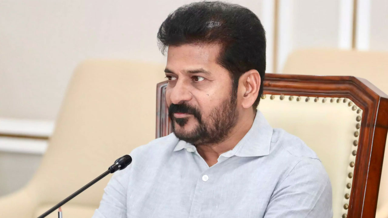 Revanth Reddy : రేవంత్ రెడ్డి టీంలోకి కొత్త మంత్రులు.. వీహెచ్‌కి ఆ ప‌ద‌వి ద‌క్క‌నుందా?