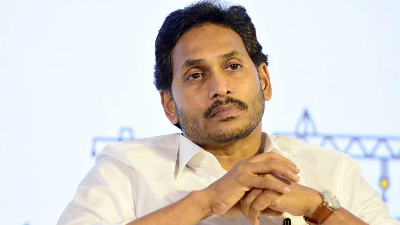 YS Jagan : ఏంటి జగన్ బెంగుళూరు వెళ్లడానికి షర్మిల కారణమా.. ఇంత పెద్ద స్టోరీ ఉందా..?