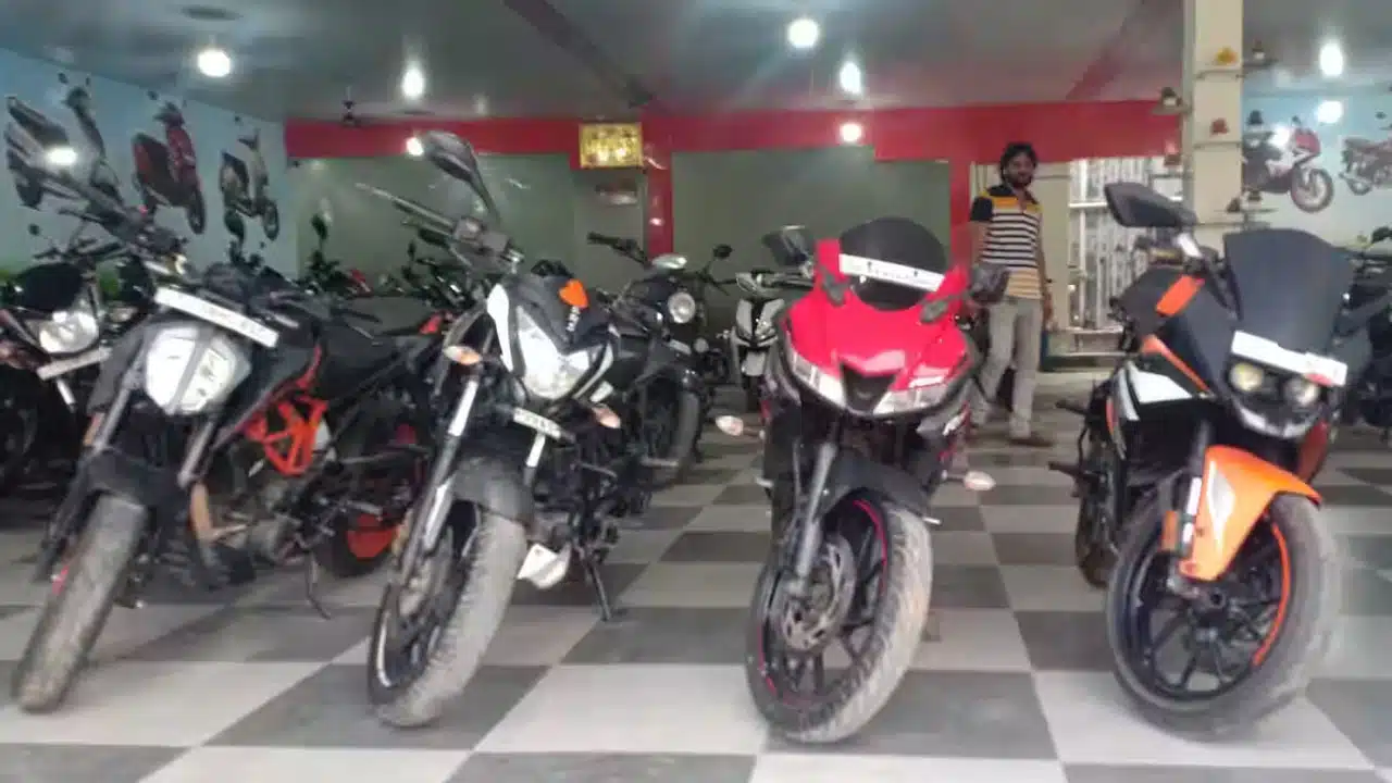 Bikes : ఇక్కడ చాలా చౌక ధరకే సెకండ్ హ్యాండ్ బైక్స్...!