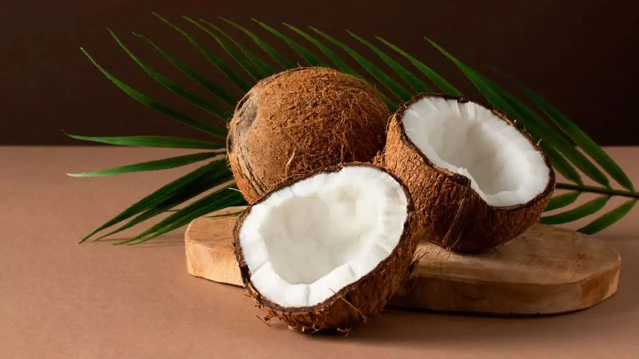 Coconut : పచ్చి కొబ్బరిని ఆహారంలో చేర్చుకుంటే చాలు... ఆరోగ్యం తో పాటు అందం మీ సొంతం...!!