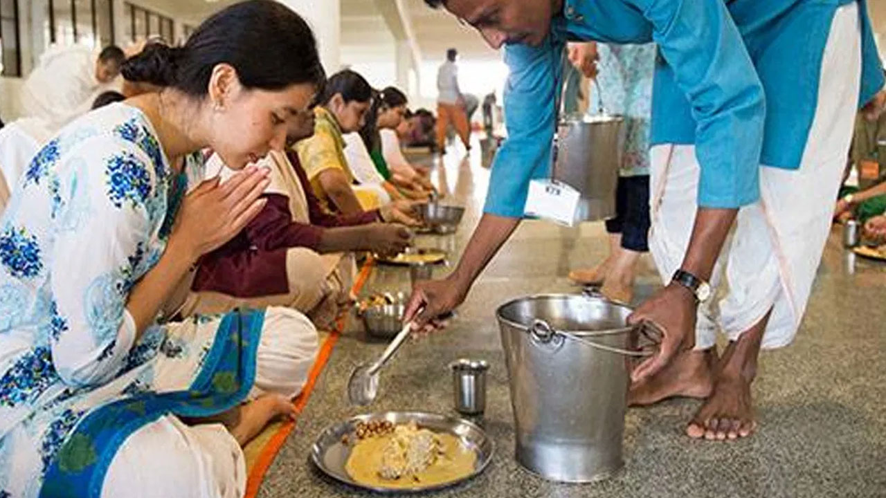 Eating Food : ఆహారం తినడానికి కూడా వాస్తు నియమాలు ఉన్నాయని మీకు తెలుసా..?