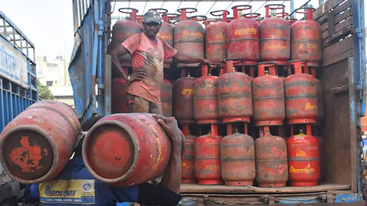 Free Gas Cylinders Scheme : కొత్త గ్యాస్ సిలిండర్లు తీసుకునే వారికి గుడ్ న్యూస్.. మారదర్శకాలు జారీ..!