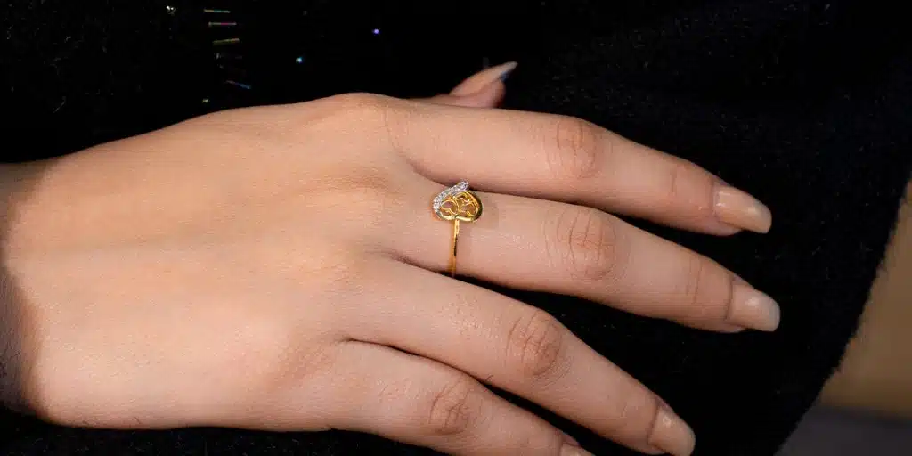 Gold Ring : ఈ వేలికి బంగారపు ఉంగరం పెట్టుకుంటే కష్టాలు కొని తెచ్చుకున్నట్లే... తస్మాత్ జాగ్రత్త...!