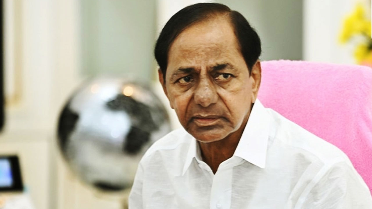 KCR : నోరు జారిన ఎమ్మెల్యే.. అత‌నికి కేసీఆర్ లెఫ్ట్ అండ్ రైట్ క్లాస్ పీకాడా…!