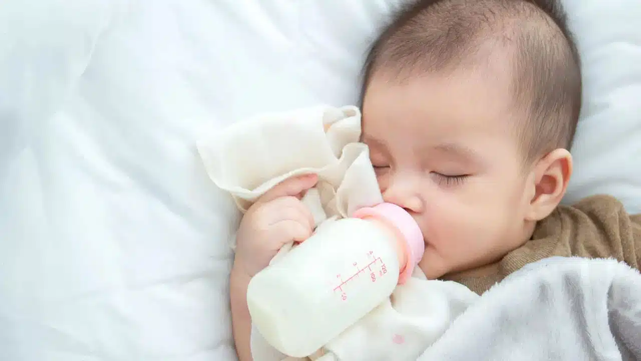 Milk : చిన్నపిల్లలకు ప్లాస్టిక్ బాటిల్స్ లో పాలు ఇస్తే ఏం జరుగుతుందో తెలుసా...!!