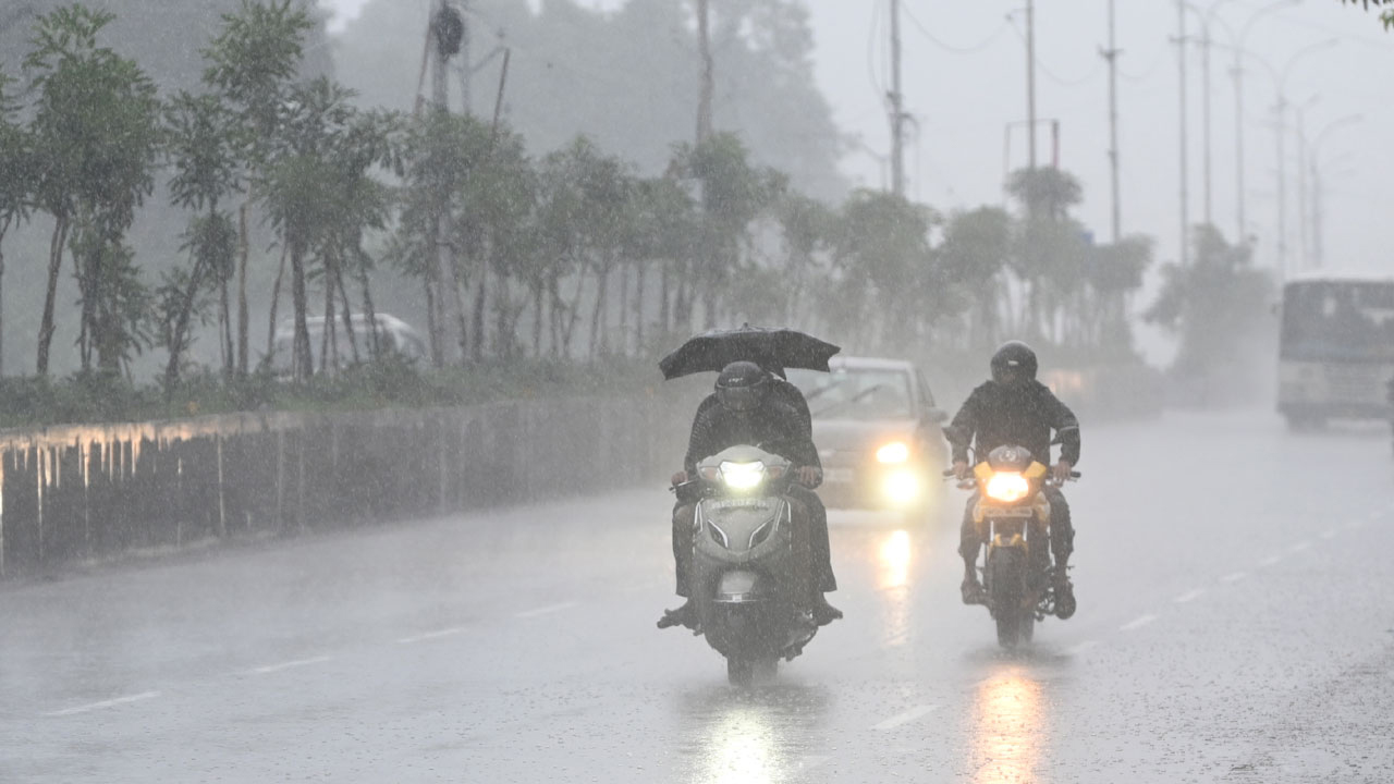 Rains : బంగాళాఖాతంలో అల్ప‌పీడ‌నం.. మ‌రో మూడు నాలుగు రోజుల పాటు భారీ వ‌ర్షాలు..!