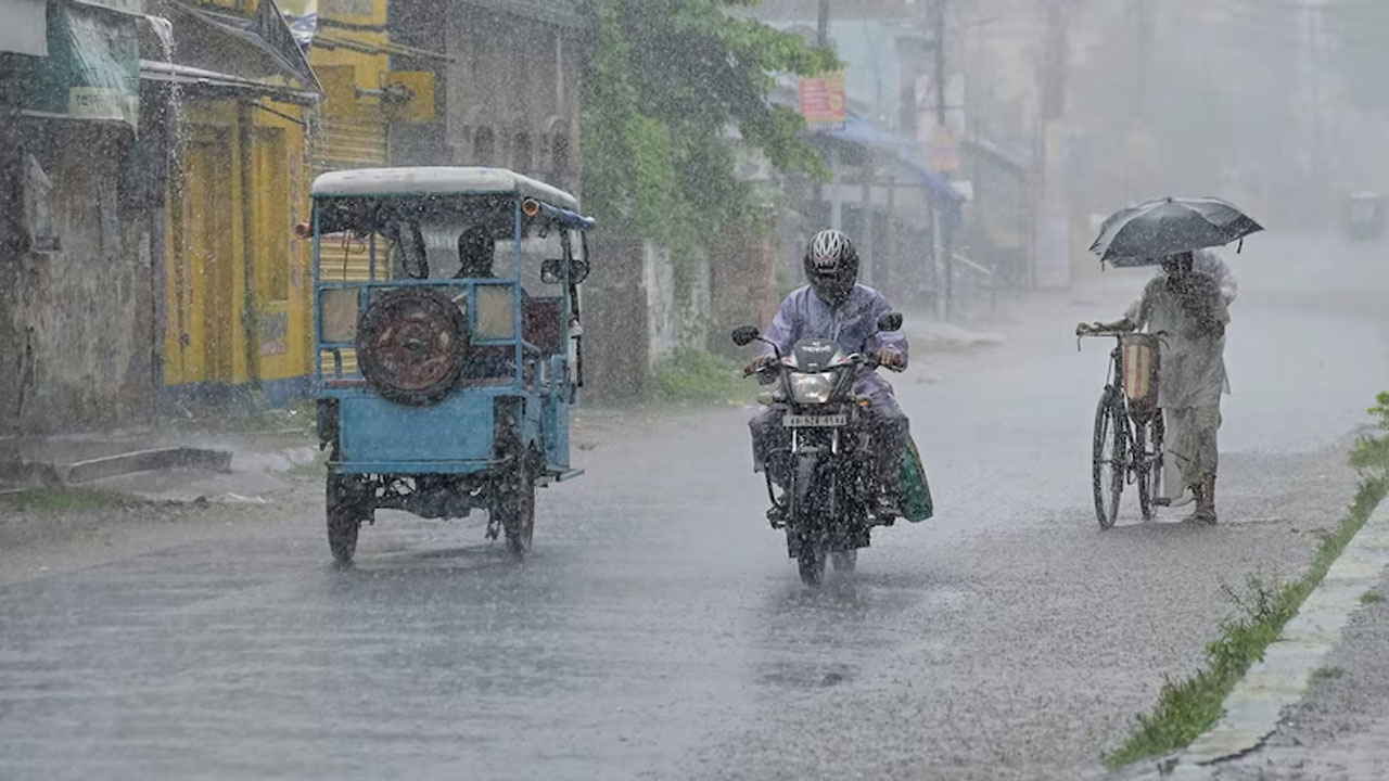 Rains : కోస్తాంద్ర ఇంకా కోలుకోనే లేదు.. ఉత్త‌రాంధ్ర‌పై ప‌గ బ‌ట్టిన వ‌రుణుడు..!