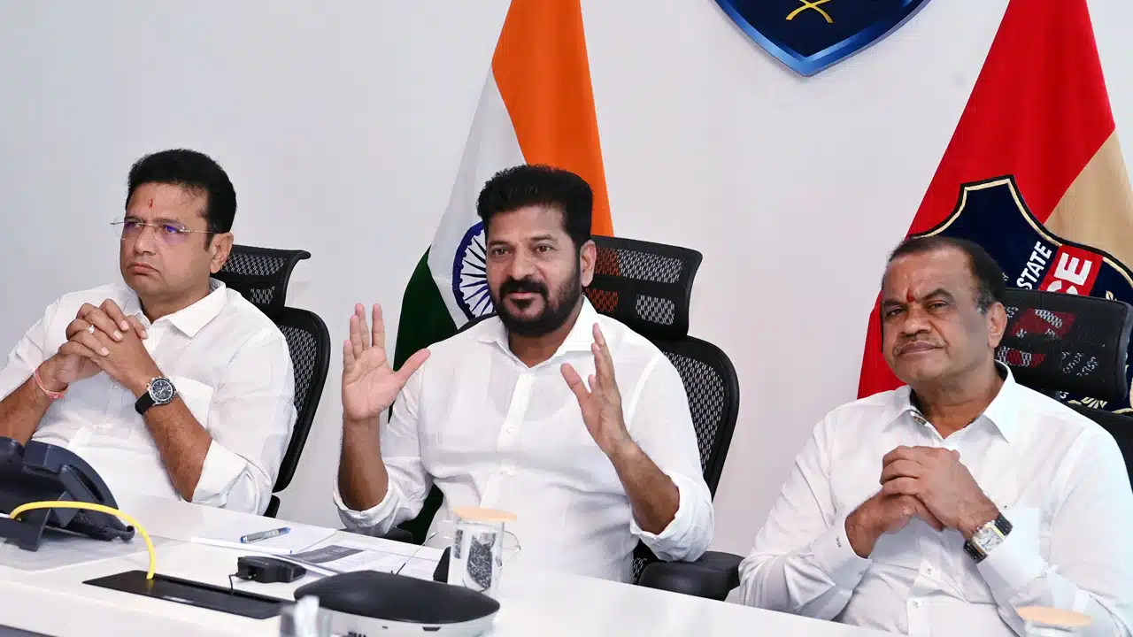 Floods : వ‌ర‌ద‌ల వ‌ల‌న భారీ న‌ష్టం.. మృతుల కుటుంబాల‌కి రూ.5 ల‌క్ష‌లు ప్ర‌క‌టించిన సీఎం రేవంత్ రెడ్డి