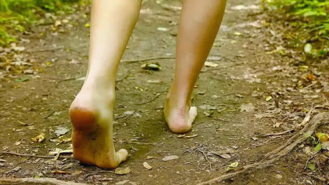 Walking : ప్రతిరోజు ఉదయం చెప్పులు లేకుండా నడిస్తే... ఎన్ని ఆరోగ్య ప్రయోజనాలో తెలుసా...!