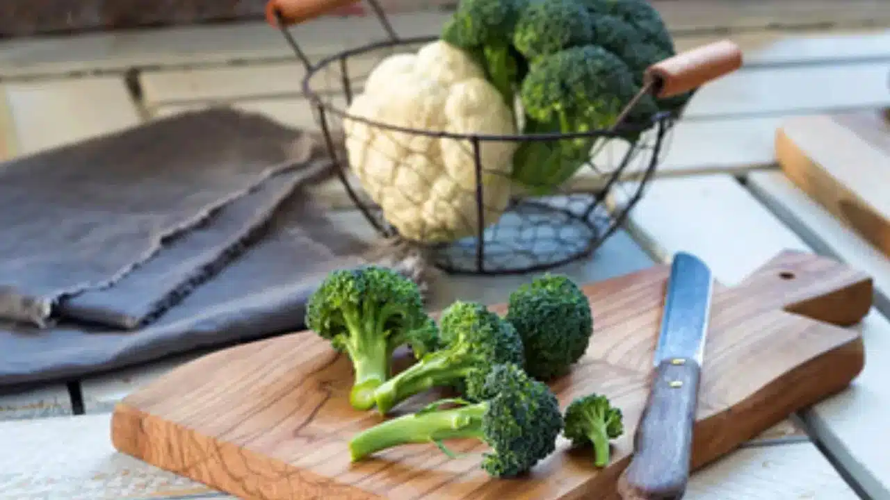 Cauliflower vs Broccoli : బ్రోకలీ vs కాలీఫ్లవర్... ఈ రెండిటిలో ఏది ఆరోగ్యానికి మంచిది.. నిపుణుల అభిప్రాయం ఏమిటంటే..!