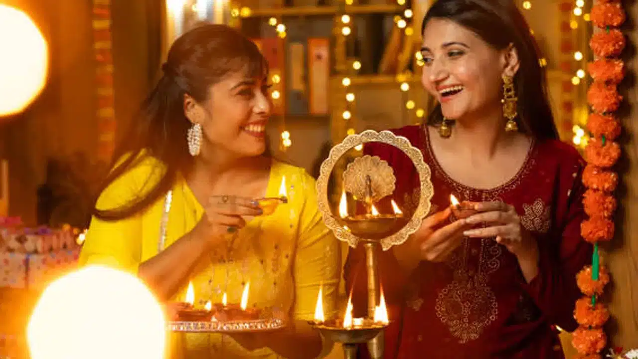 Diwali : దీపావళి రోజు ఏ నూనెతో దీపాలు వెలిగిస్తే మంచిది... శాస్త్రం ఏం చెబుతుందంటే....!
