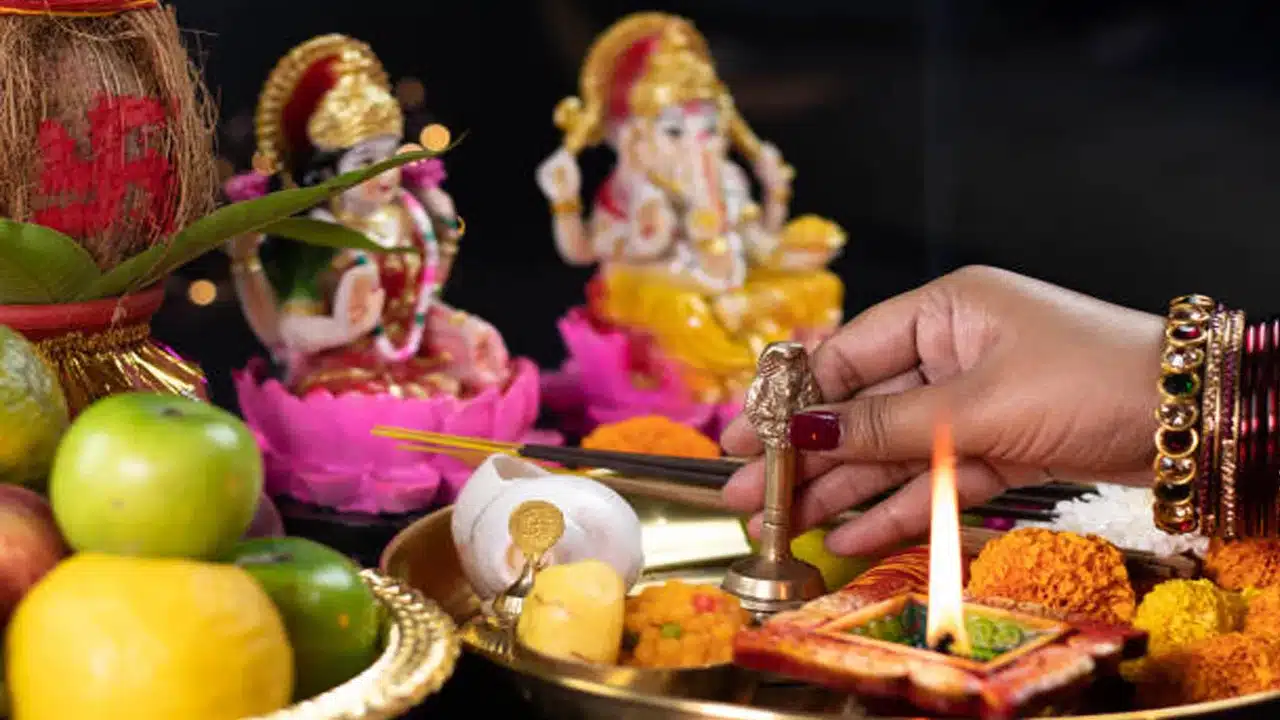 Diwali : ఇంటిని శుభ్రం చేసే సమయంలో ఈ వస్తువులు కనిపిస్తే ఇక అంతే...? వాస్తు శాస్త్రం ఏం చెబుతుందంటే...!