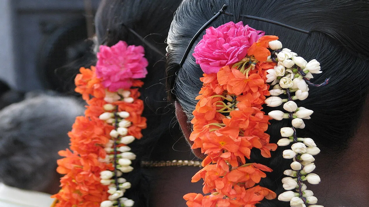 Flowers In Hair : ఆడవాళ్లు తలలో పూలు పెట్టుకుంటే ఎన్ని ప్రయోజనాలో తెలుసా… తప్పక తెలుసుకోండి…!