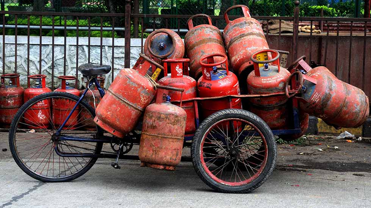 Gas Cylinder : పండ‌గ ముందు గ్యాస్ ధ‌ర‌లు పెంపు.. రేట్లు ఎలా ఉన్నాయంటే..!