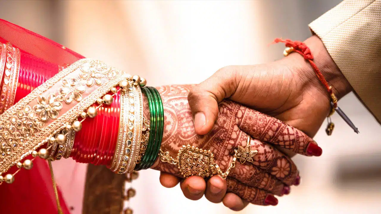 Marriage : మరీ ఇంత కక్కుర్తా.. డబ్బుల కోసం పెళ్లి చేసుకున్న అన్నా చెల్లెళ్లు..!