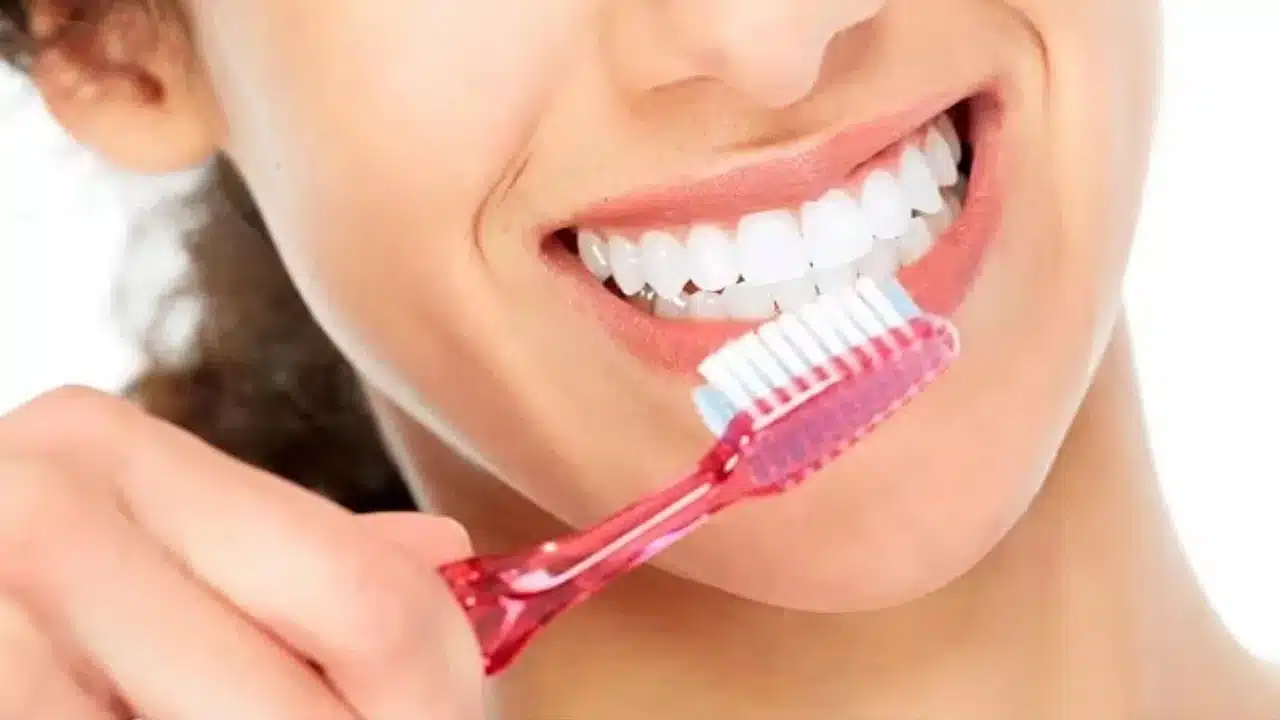 Teeth : మీ దంతాలు పసుపు రంగులోకి మారాయా... ఇలా చేస్తే చాలు... తెల్లగా మెరిసిపోతాయ్...!