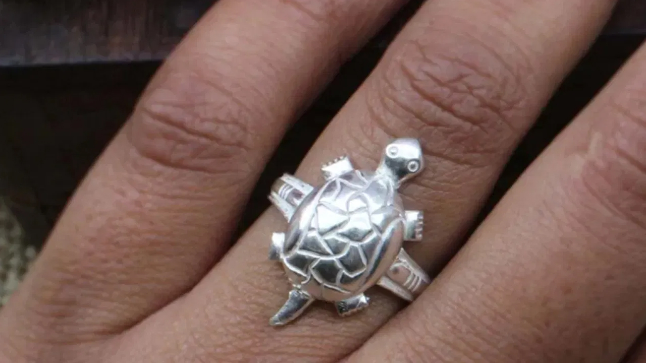 Tortoise Ring : తాబేలు ఉంగరాన్ని ఇలా ధరిస్తే చాలు… కలిగే లాభాలు అన్ని ఇన్ని కావు…!!