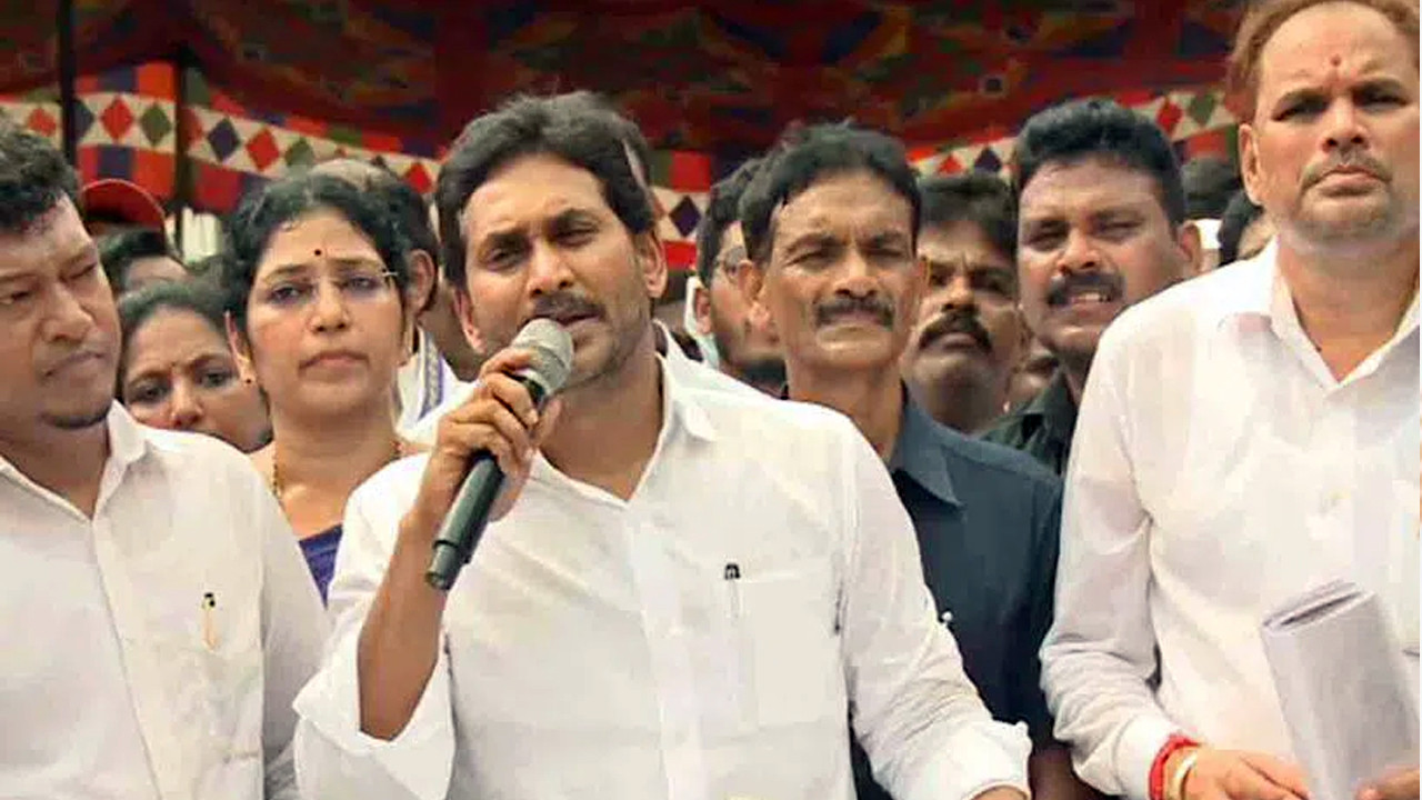 YS Jagan : మా అమ్మ చెల్లి ఫోటోలతో రాజకీయం చేస్తారా.. టీడీపీ పై జగన్ ఫైర్..!