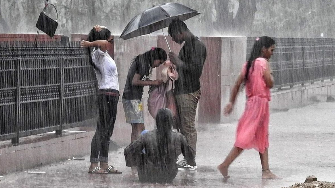 Heavy Rains : ఉత్త‌రాంధ్ర‌కి పొంచి ఉన్న ముప్పు.. భ‌య‌ప‌డిపోతున్న ఏపీ ప్ర‌జానికం…!