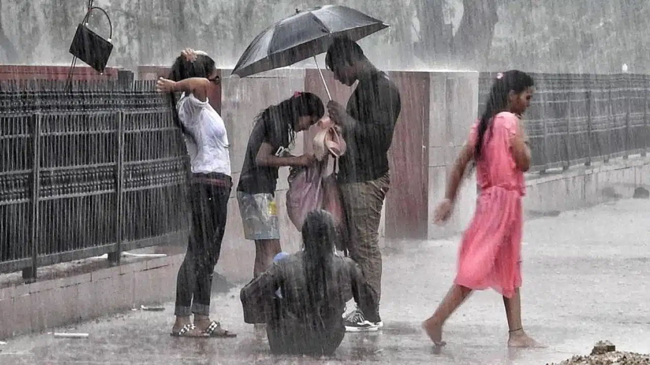 Heavy Rains : ఉత్త‌రాంధ్ర‌కి పొంచి ఉన్న ముప్పు.. భ‌య‌ప‌డిపోతున్న ఏపీ ప్ర‌జానికం...!