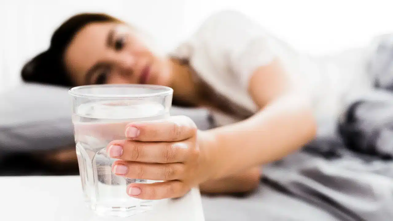 Drink Warm Water : రోజు ఉదయాన్నే ఒక గ్లాస్ గోరువెచ్చని నీటిని తాగితే... నిజంగానే బరువు తగ్గుతారా... నిజం ఏమిటంటే...??