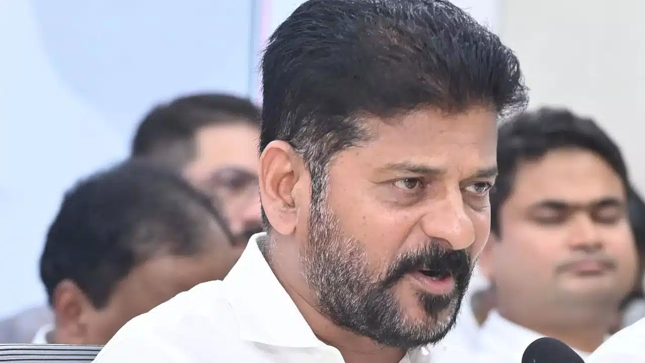 CM Revanth Reddy : రేవంత్ మరో బాంబ్ పేల్చబోతున్నారా.. లిస్ట్ రెడీ ముహూర్త్వం కూడా..!