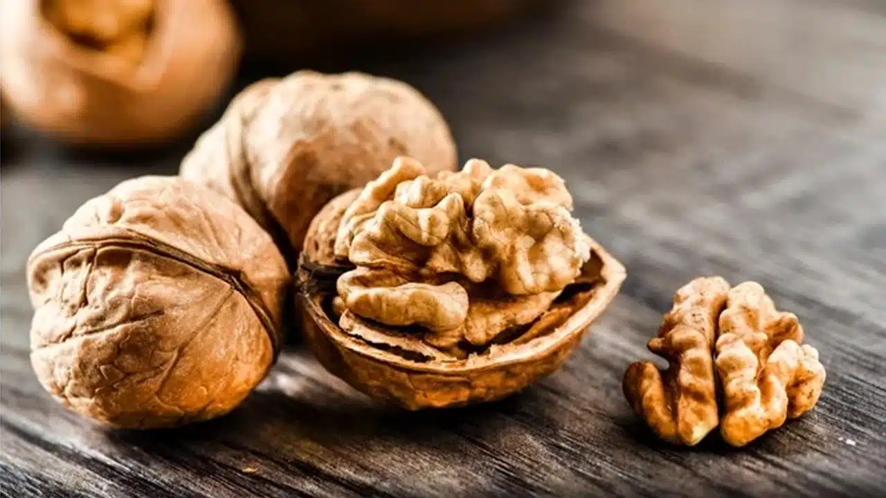 Walnuts : ప్రతిరోజు అక్రోట్లను తీసుకుంటే... మీ శరీరంలో జరిగే అద్భుతాలు ఇవే...!