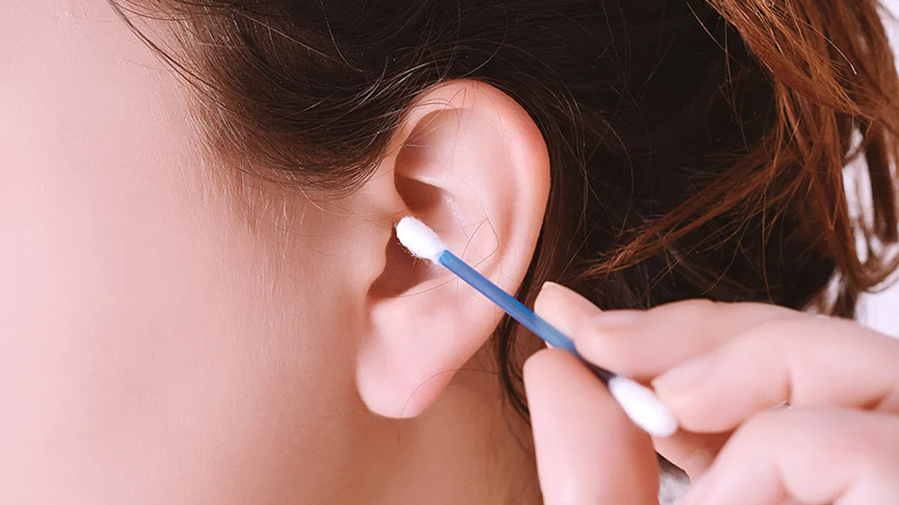 Ear Wax : చెవిలో నిత్యం ఏదో ఒకటి పెట్టి తిప్పడం వలన కలిగే నష్టాలు ఏంటో తెలుసా…!!