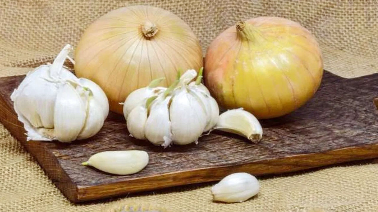 Onion And Garlic : నెలలో ఈ 5 రోజులు వెల్లుల్లి , ఉల్లిపాయ అసలు తినకండి…? తింటే ఇక అంతే…?